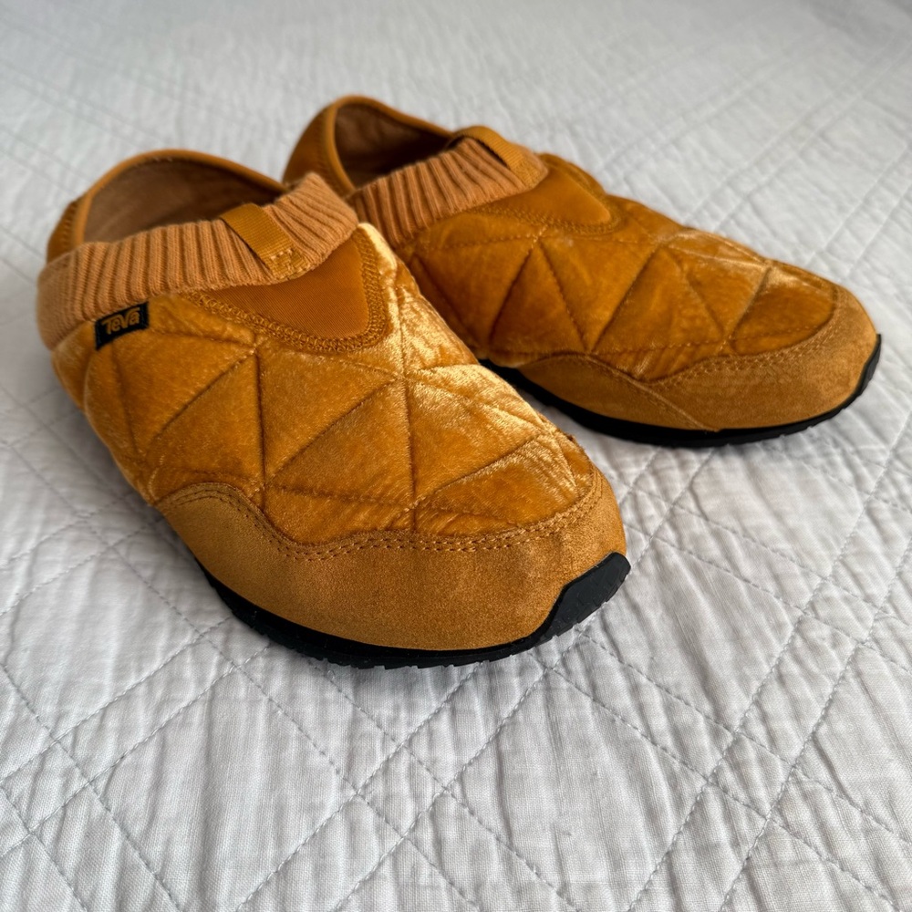 Teva Womens Ember Moc Velvet Slipper Sneaker Shoes, Amber